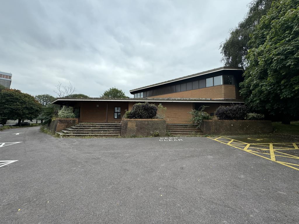 Lot: 103 - FORMER REGISTER OFFICE ON A PROMINENT PLOT WITH REDEVELOPMENT POTENTIAL - View of the front of the building from the car park
